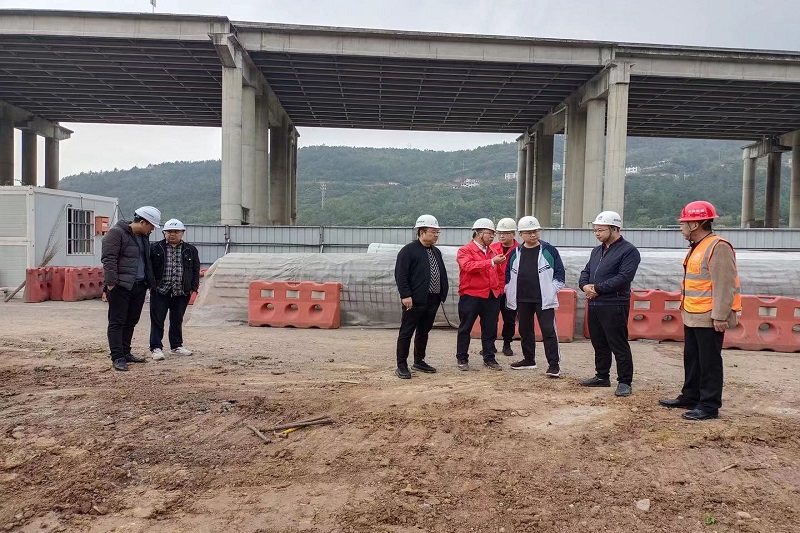 交投集團(tuán)黨委副書記、總經(jīng)理牟春華檢查督導(dǎo)二專線北出口改建項(xiàng)目工作
