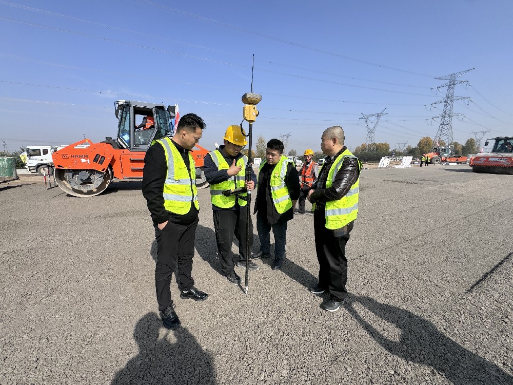 以“智”提“質(zhì)”，創(chuàng)新引領(lǐng)未來(lái)｜路橋集團(tuán)赴現(xiàn)場(chǎng)考察拓普康3DmmGPS攤鋪技術(shù)